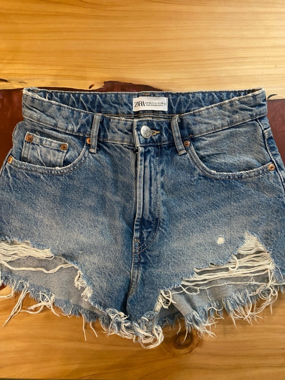 Zara EUC High-Rise Distressed Denim Shorts size 4